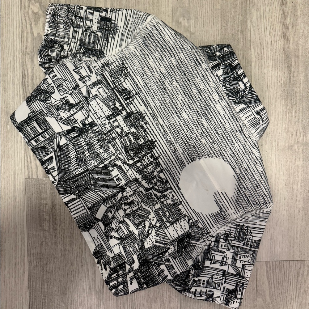 AKIRA Monochrome Cityscape Cropped Button-Down - Picture 5 of 5